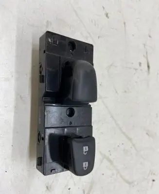 Nissan Qashqai Electric window control switch
