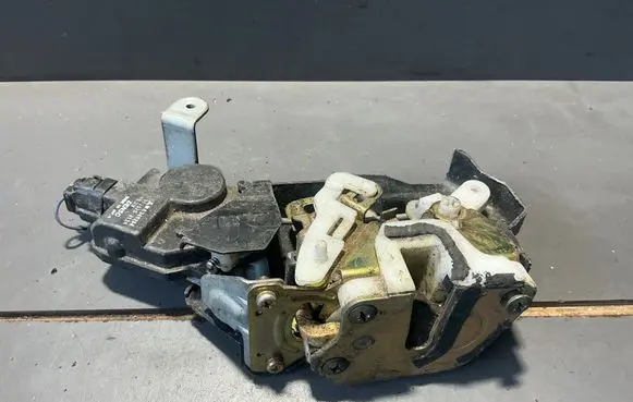 Mitsubishi Outlander Rear door lock 1015280120
