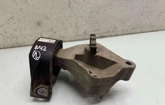 Engine mount bracket