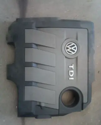 Volkswagen PASSAT B7 Engine cover (trim) 03L103925B