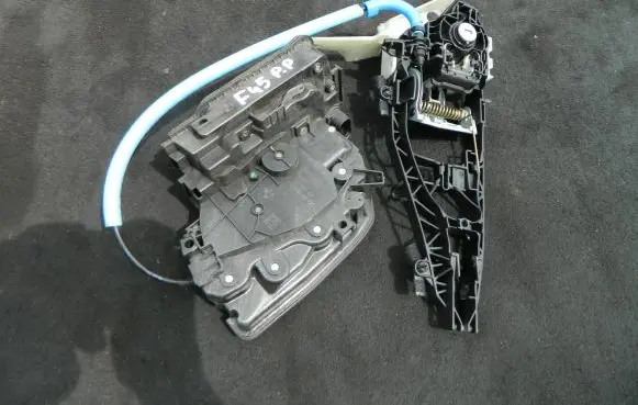 BMW 2 F45 Front door lock 7281936
