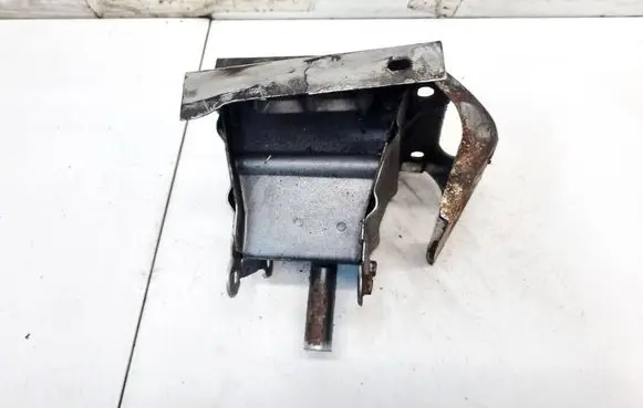 Front bumper mounting bracket
