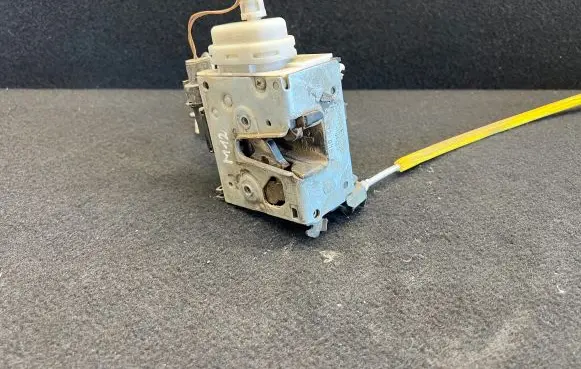 Audi A3 S3 8L Front door lock 8L1837016A