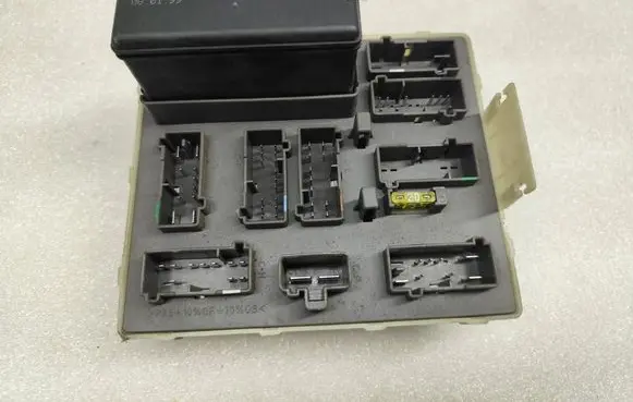 Ford Focus Fuse module 518239801 98AG14A073CG