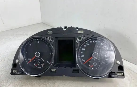 Volkswagen PASSAT B7 Speedometer (instrument cluster) 3AA920870S 008583