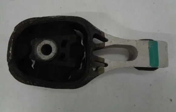 Peugeot 208 Engine mount bracket