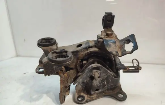 Nissan X-Trail T30 Engine mount bracket