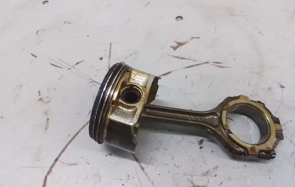 Nissan Maxima A34 Piston with connecting rod