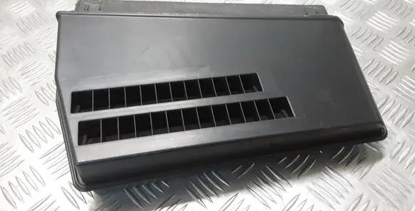Land Rover Range Rover L322 Quarter panel pressure vent 8385388
