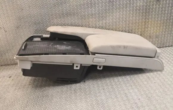 Mercedes-Benz C W204 Armrest 2046801339