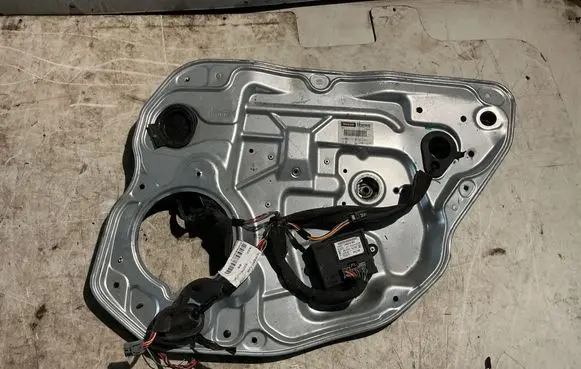 Volvo V70 Rear window lifting mechanism without motor 983042102