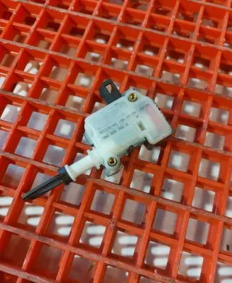 Volkswagen Touareg I Central locking motor 3B0959781D 86113141