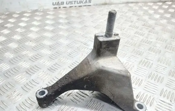 Ford Mondeo Mk III Engine mounting bracket 1S717M125AC