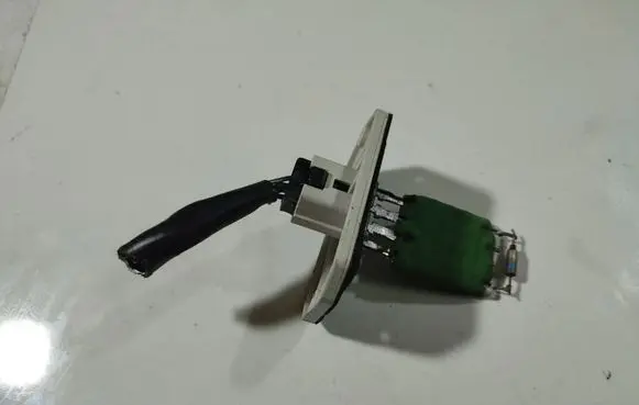 Toyota Yaris Heater blower motor/fan resistor 2R79K