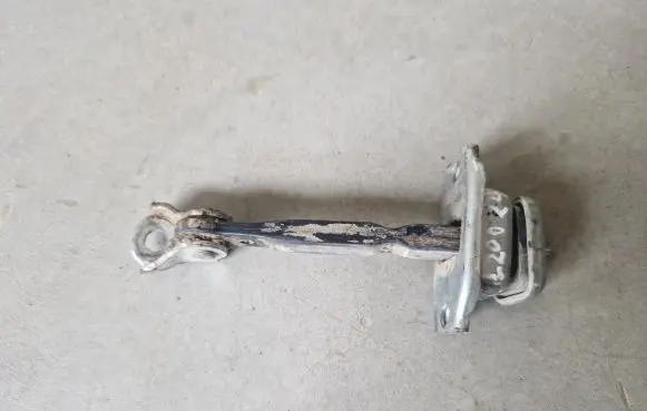 Mitsubishi L200 Rear door check strap stopper