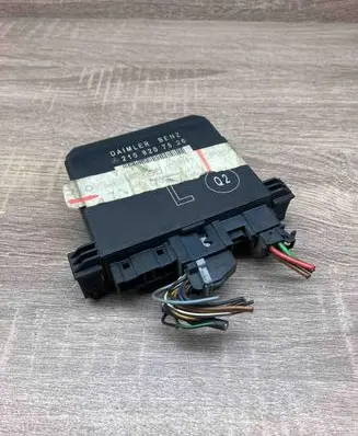 Mercedes-Benz E W210 Door control unit/module 2108207526