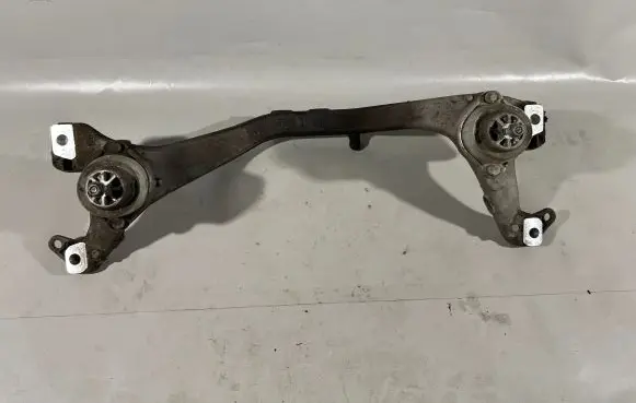 Volkswagen Touareg II Engine mounting bracket 7P0199207