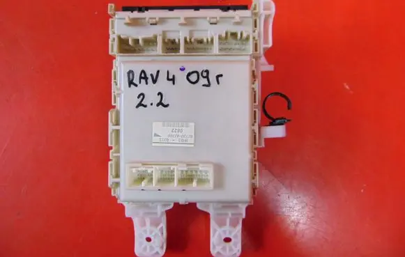 Toyota RAV 4 (XA30) Fuse module 8273042360