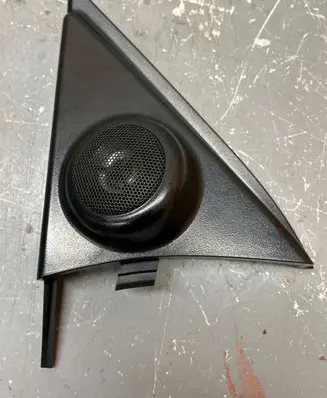 Front door high frequency speaker