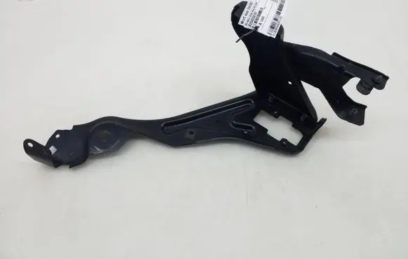 Mercedes-Benz C W204 Headlight/headlamp mounting bracket A2046200191
