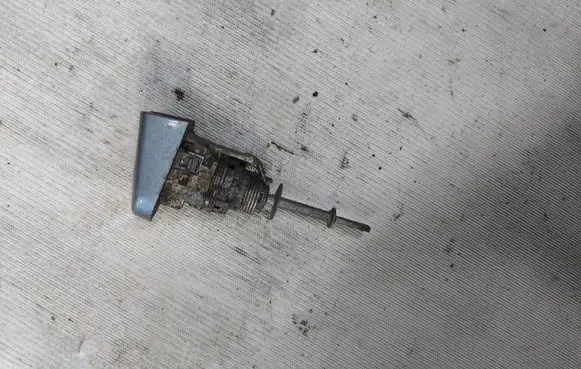 Volkswagen Touran I Coupe door lock (next to the handle) 