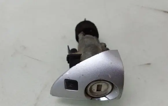 Mercedes-Benz C W203 Front door lock (next to the handle) 