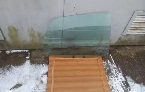 Audi A4 S4 B5 8D Rear door window glass 43R001190