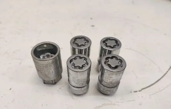 Chevrolet Camaro Anti-theft wheel nuts and lock 19165929