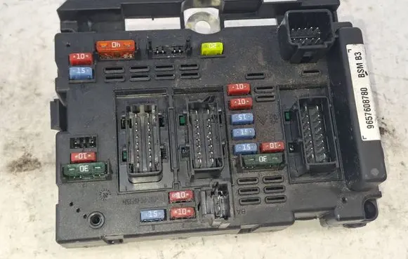 Citroen C4 I Picasso Fuse module 9657608780 84883767