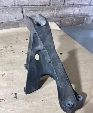 Volkswagen Transporter - Caravelle T5 Engine mounting bracket 7H0199370N