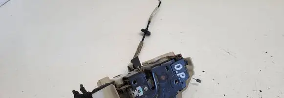 Volkswagen Touareg I Front door lock
