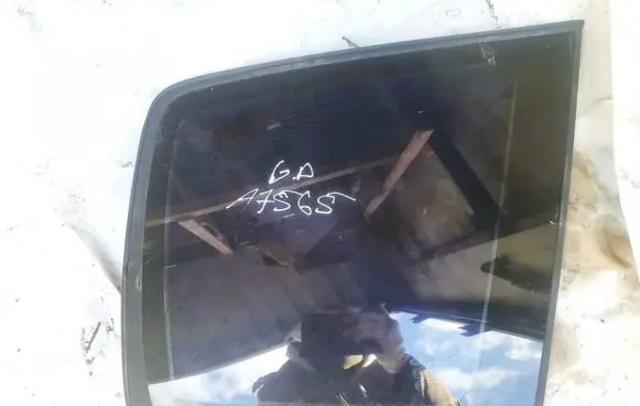 KIA Carens I Rear side window