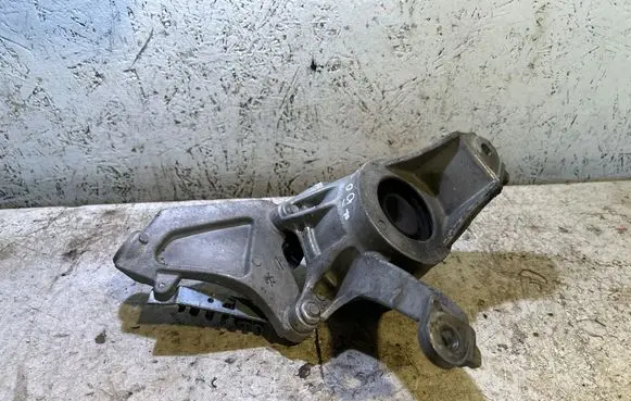 Honda Civic Engine mount bracket