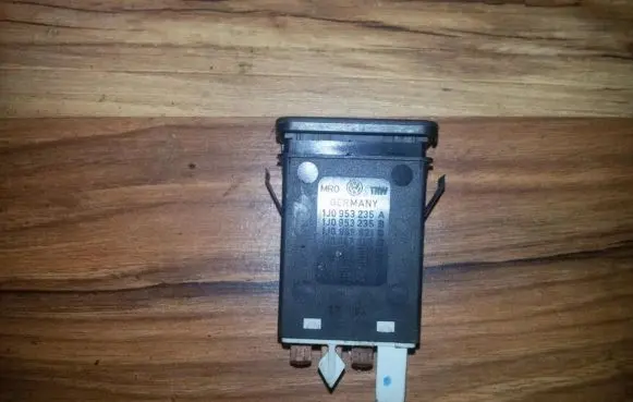 Volkswagen Golf IV Hazard light switch 1j0953235a