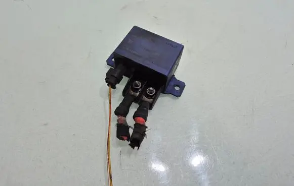 Volvo V50 Glow plug pre-heat relay 31296273