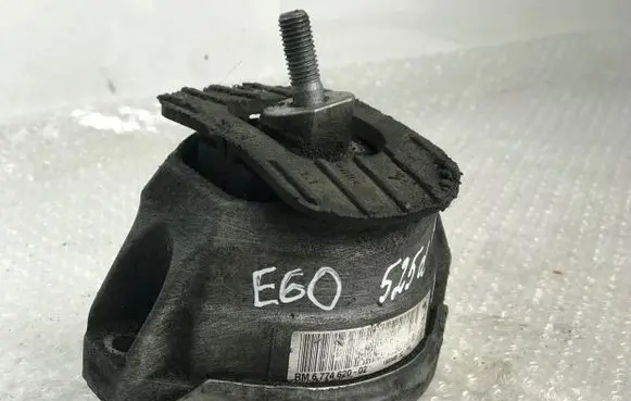BMW 5 E60 E61 Engine mount bracket 6774620