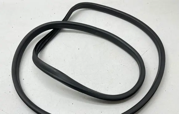 Renault Captur Front door rubber seal 808321700R