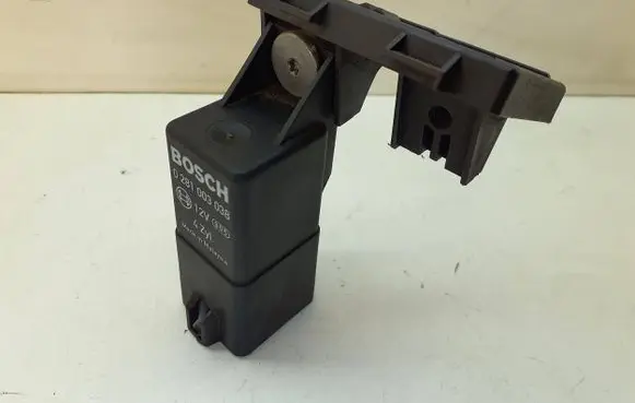 Volkswagen Golf Plus Glow plug pre-heat relay 038907281