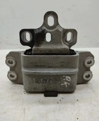 Volkswagen Tiguan Engine mount bracket 3C0199555