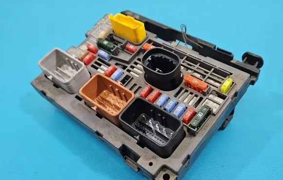 Peugeot 308 Central body control module 9666700480 IMPRK1555377