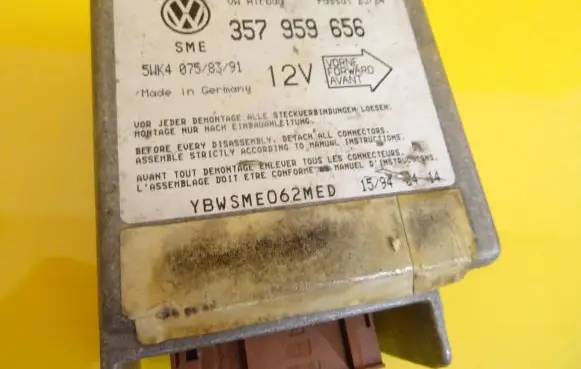 Volkswagen PASSAT B4 Airbag control unit/module 357959656