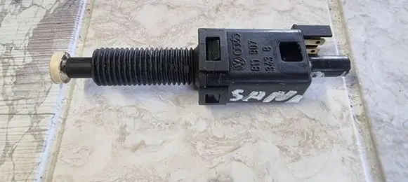 Volkswagen PASSAT B5 Brake pedal sensor switch 811907