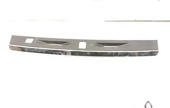 Trunk door license plate light bar