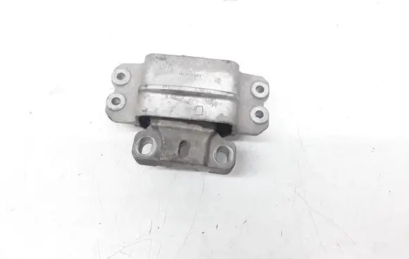 Volkswagen Jetta V Engine mount bracket