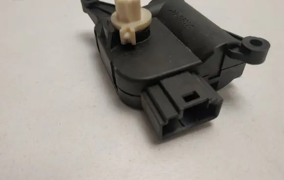 Volkswagen Jetta V A/C air flow flap actuator/motor 0132801345 1K0907511