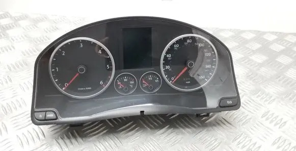 Volkswagen Tiguan Speedometer (instrument cluster) 5N0920970D