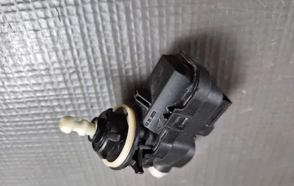 Peugeot 208 II Headlight level adjustment motor 90005925