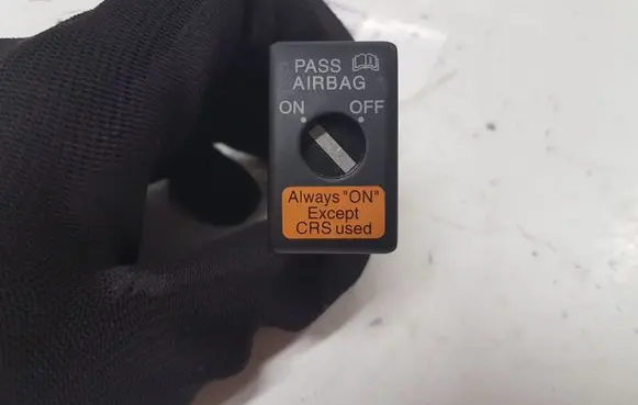 Passenger airbag on/off switch