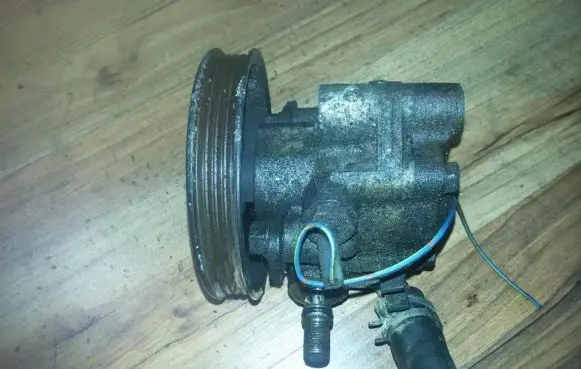 Mazda 323 Power steering pump