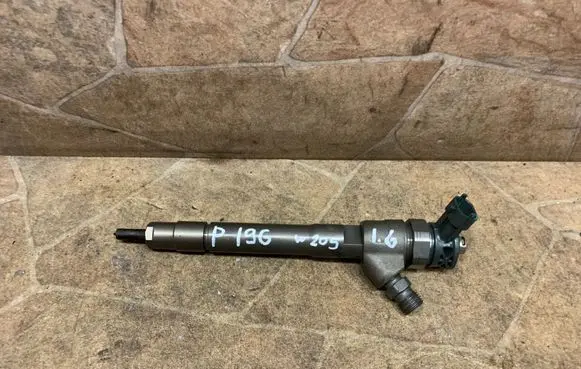 Mercedes-Benz C W205 Fuel injector 0445110546